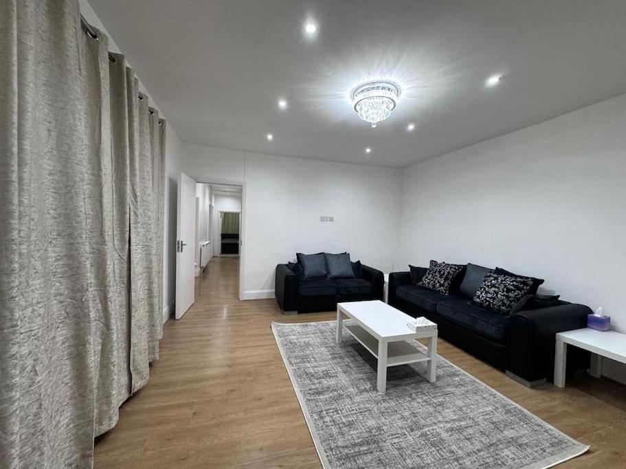 Elegant Living, 3 Bedroom Modern House * Londen