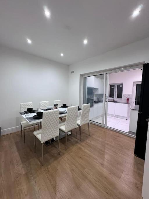 Vakantiehuis Elegant Living, 3 Bedroom Modern House