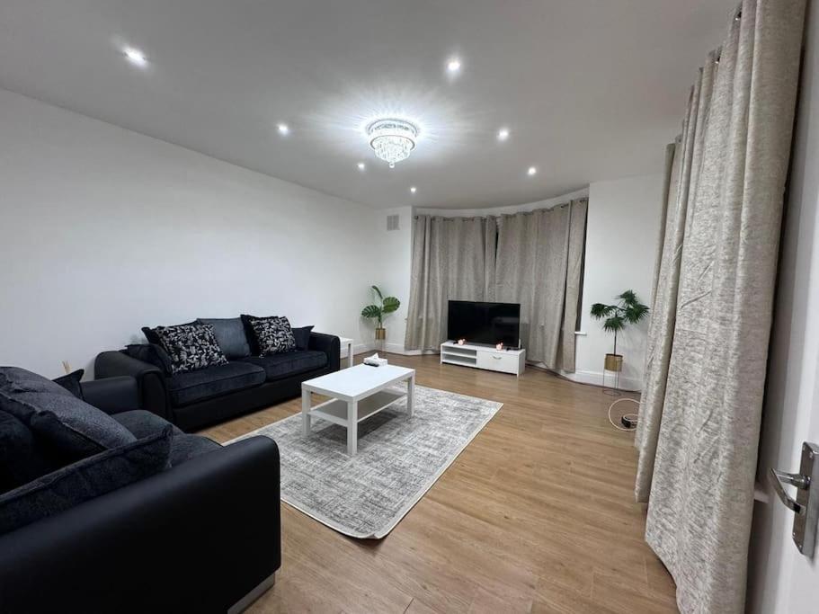 Elegant Living, 3 Bedroom Modern House * Londen