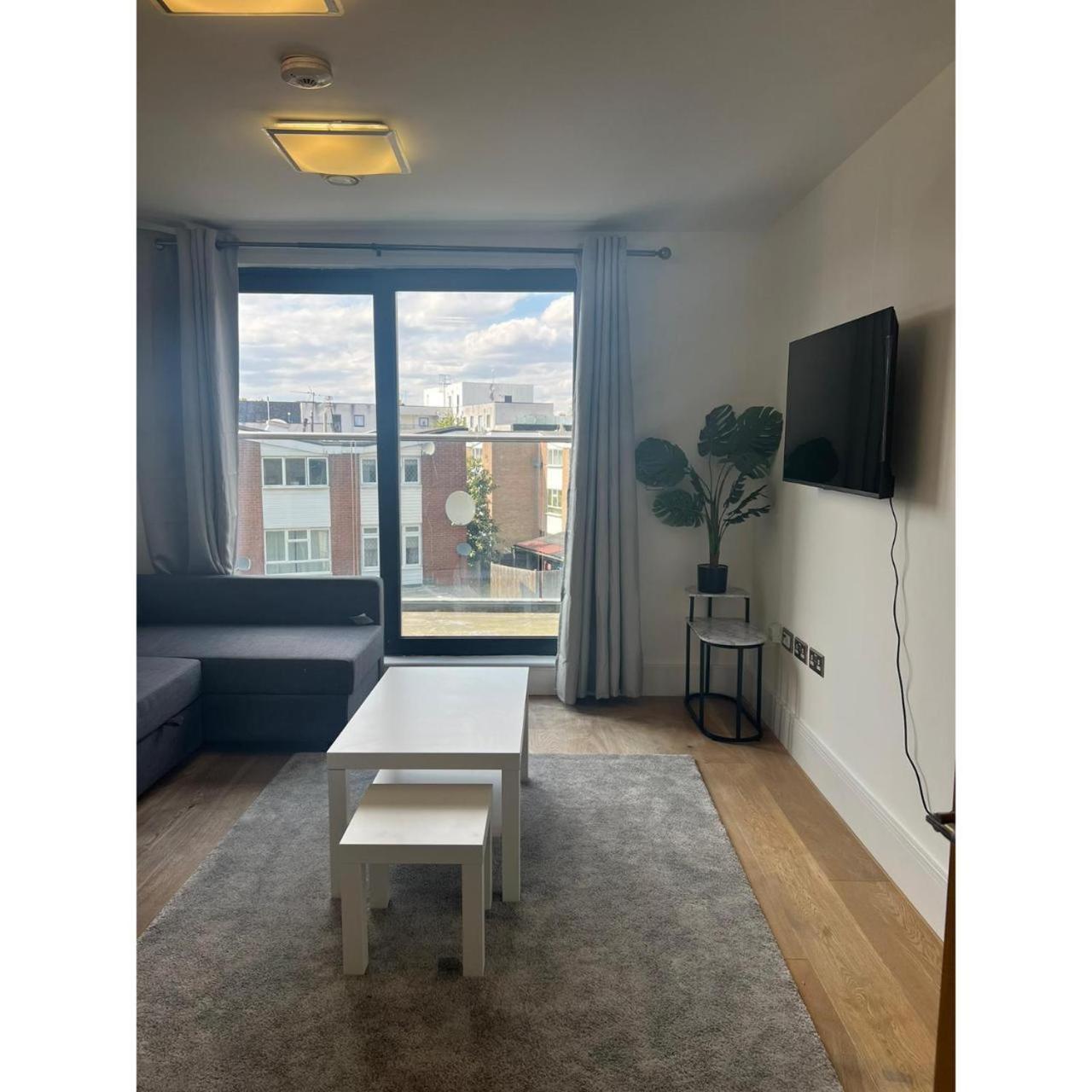 Spacious 1 Bedroom Flat In Kilburn Park F55 London