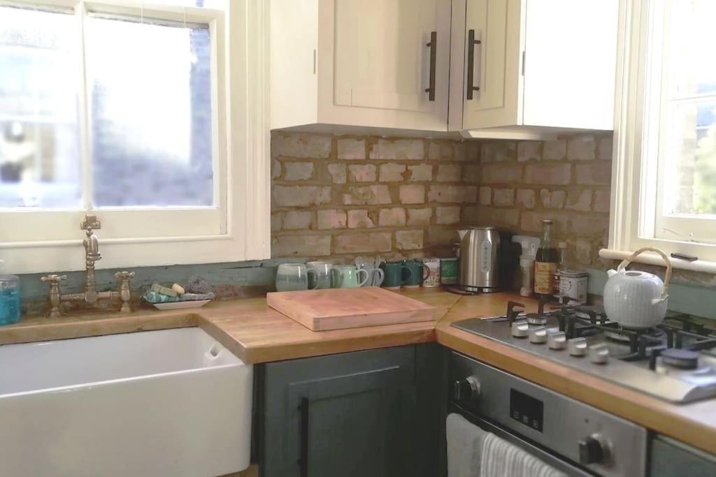 Leilighet Charming With Balcony London