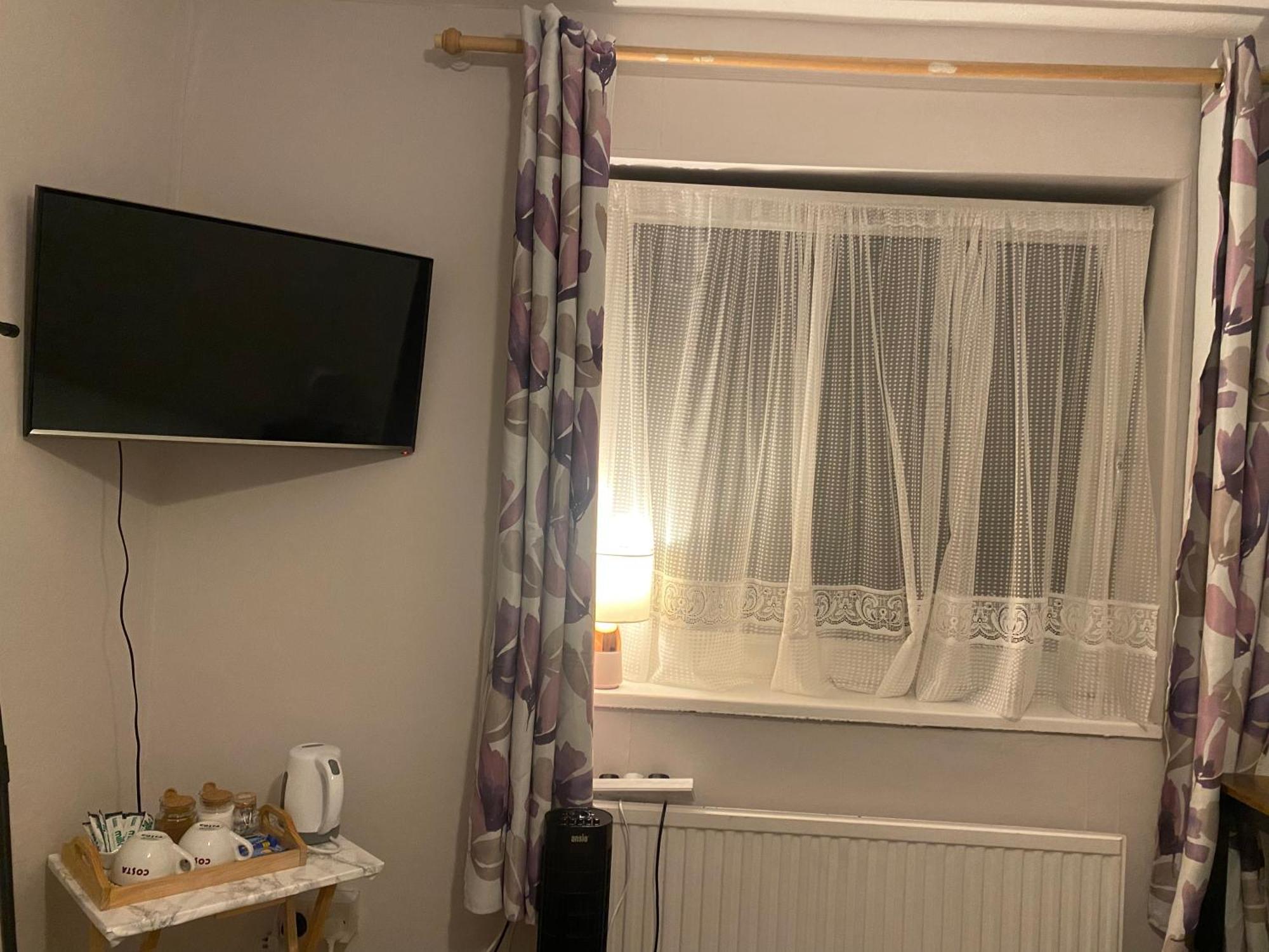 One Double Bedroom In A Shared Appartement *