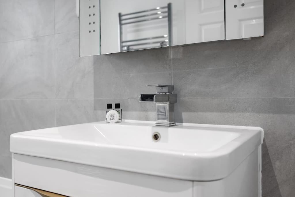 3-bedroom Short Term & Flexible Renting Limehouse With Free Wifi & Free Parking Lejlighed