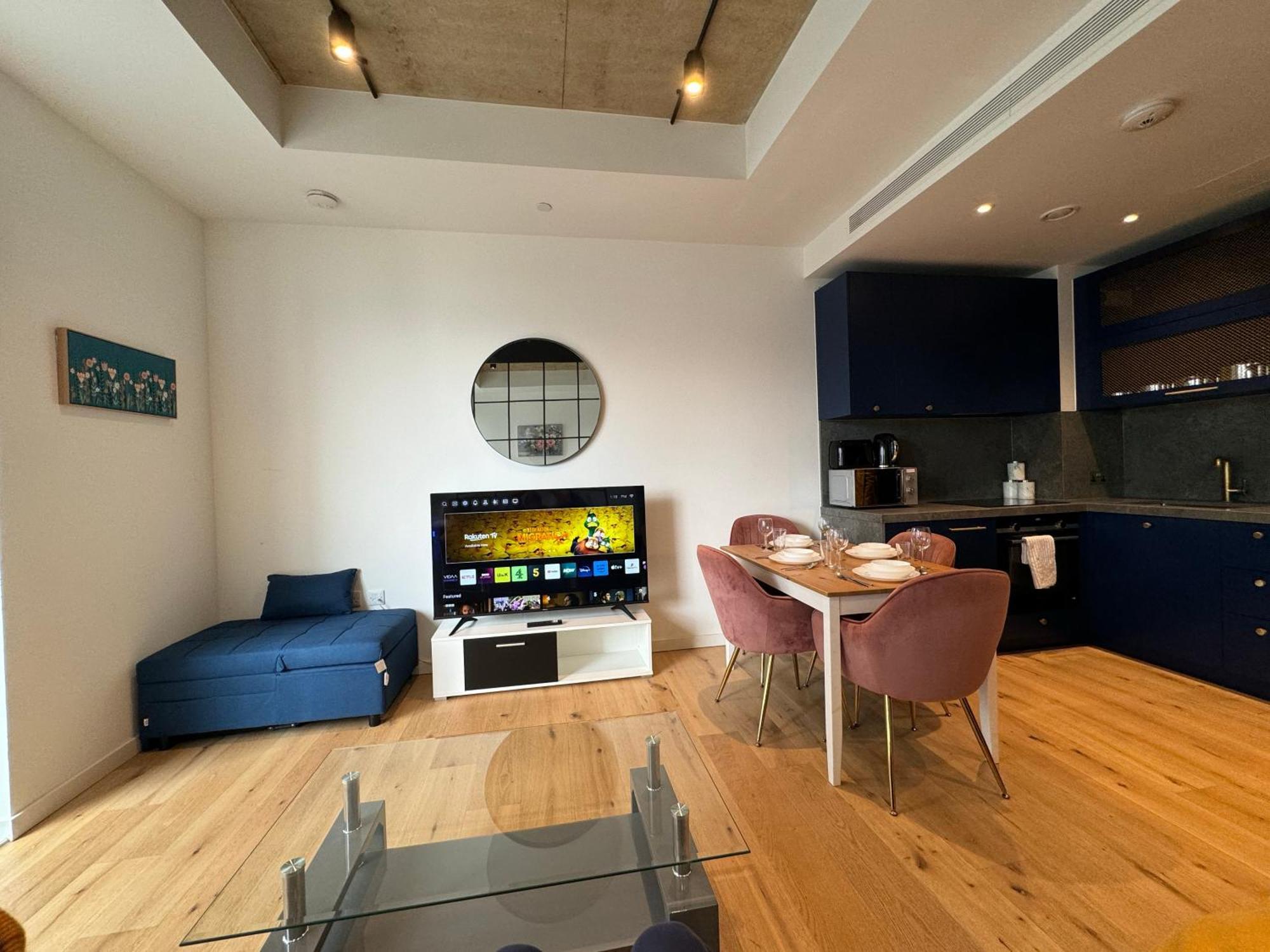Luxury Flat With Balcony, River View, O2 Arena, Excel, Canary Wharf, Station Lägenhet *