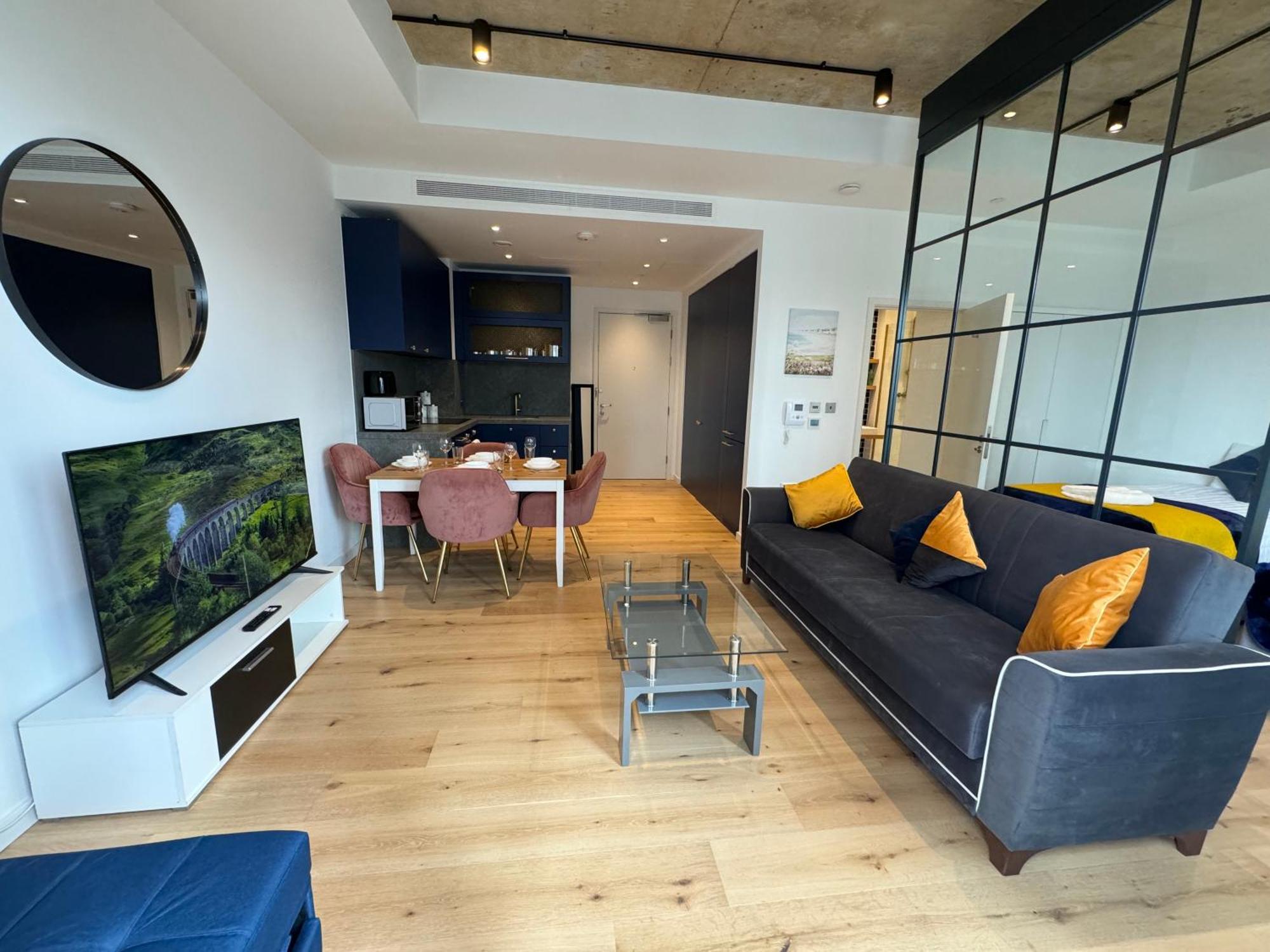 Luxury Flat With Balcony, River View, O2 Arena, Excel, Canary Wharf, Station London