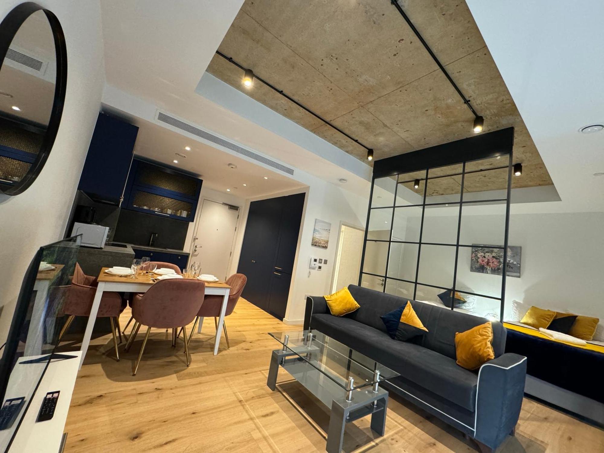 Luxury Flat With Balcony, River View, O2 Arena, Excel, Canary Wharf, Station London