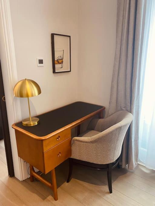 Amazing Newly Refurbished Mews House In W1 * Londen