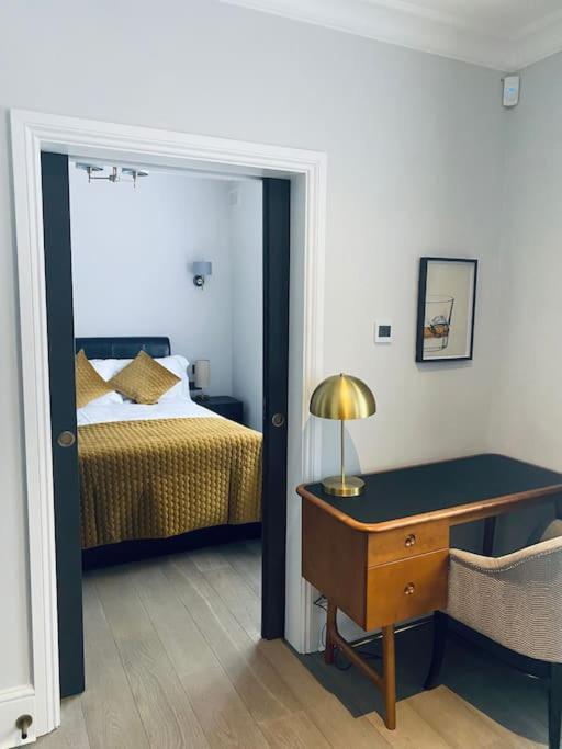 Amazing Newly Refurbished Mews House In W1 Londen