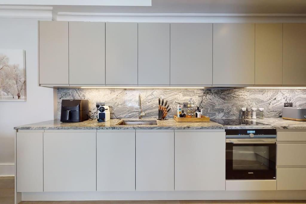 Amazing Newly Refurbished Mews House In W1 *