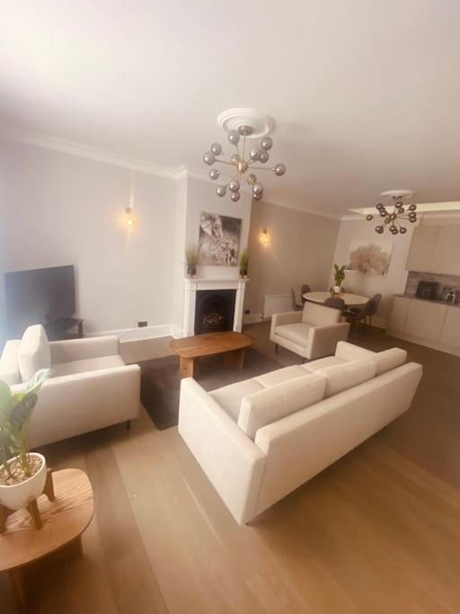 Amazing Newly Refurbished Mews House In W1 Londen