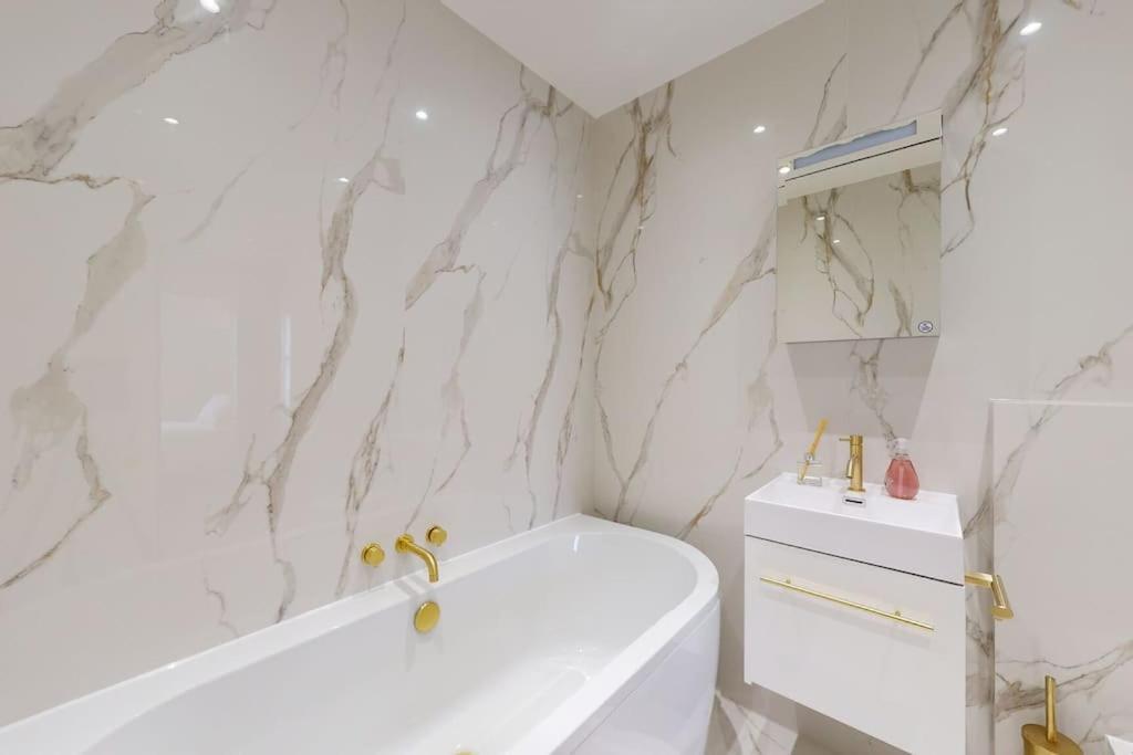 Appartement Amazing Newly Refurbished Mews House In W1 Londen