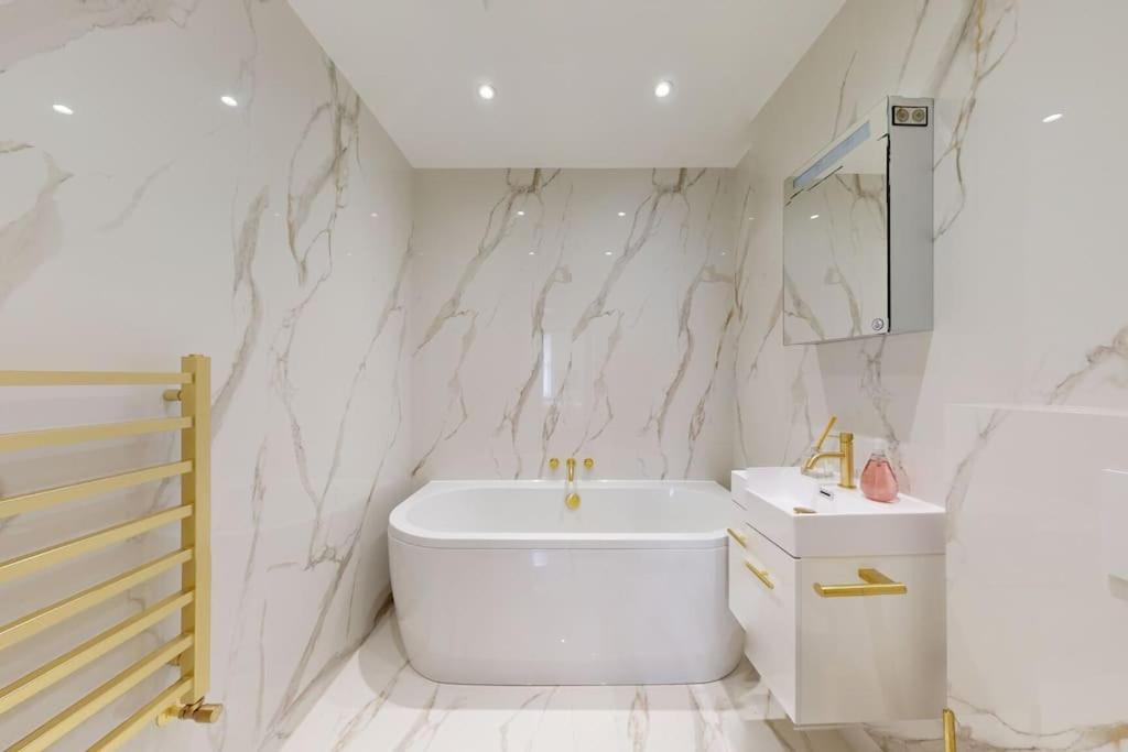 Amazing Newly Refurbished Mews House In W1 Londen