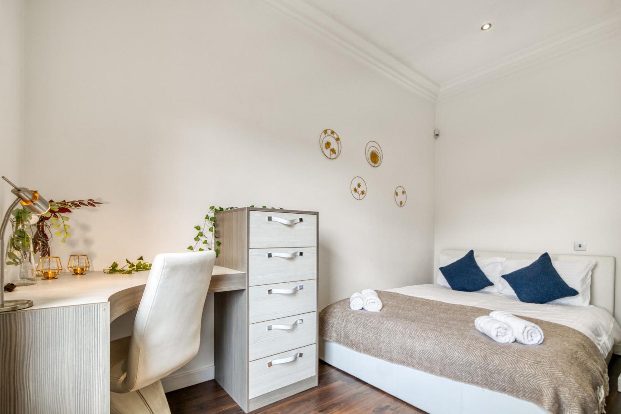 4 Bedroom House In Chiswick- Elegance & Serenity Lejlighed
