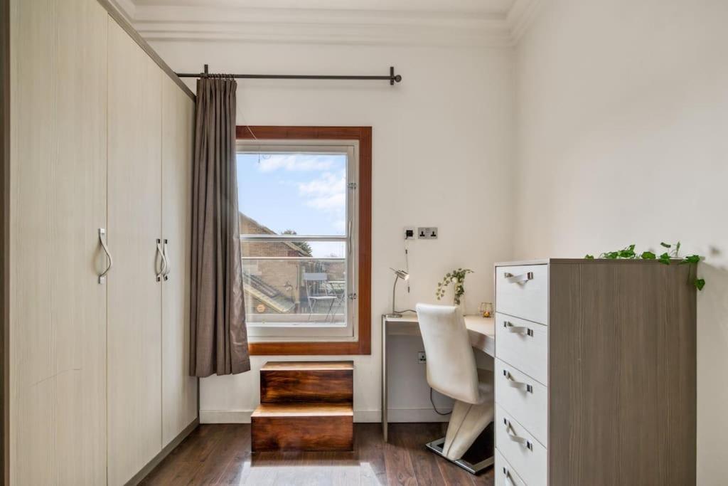 4 Bedroom House In Chiswick- Elegance & Serenity Lejlighed
