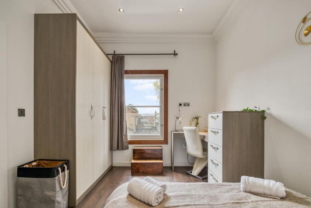 Lejlighed 4 Bedroom House In Chiswick- Elegance & Serenity