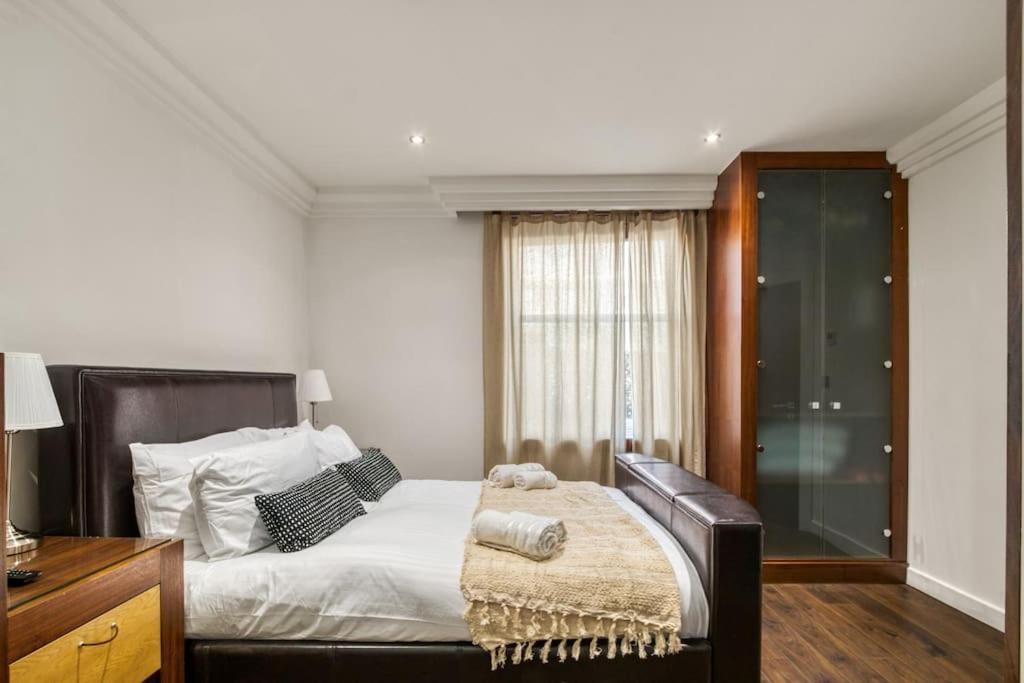 Lejlighed 4 Bedroom House In Chiswick- Elegance & Serenity