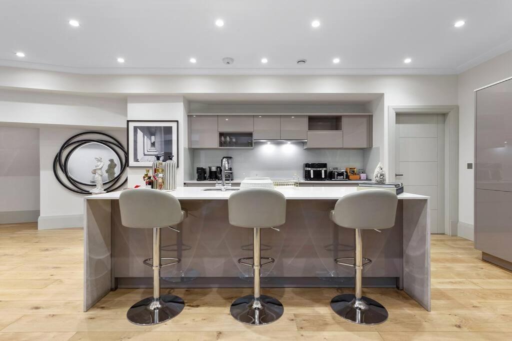 Park Lane Palace- Luxury Sleeps 10 Lejlighed London