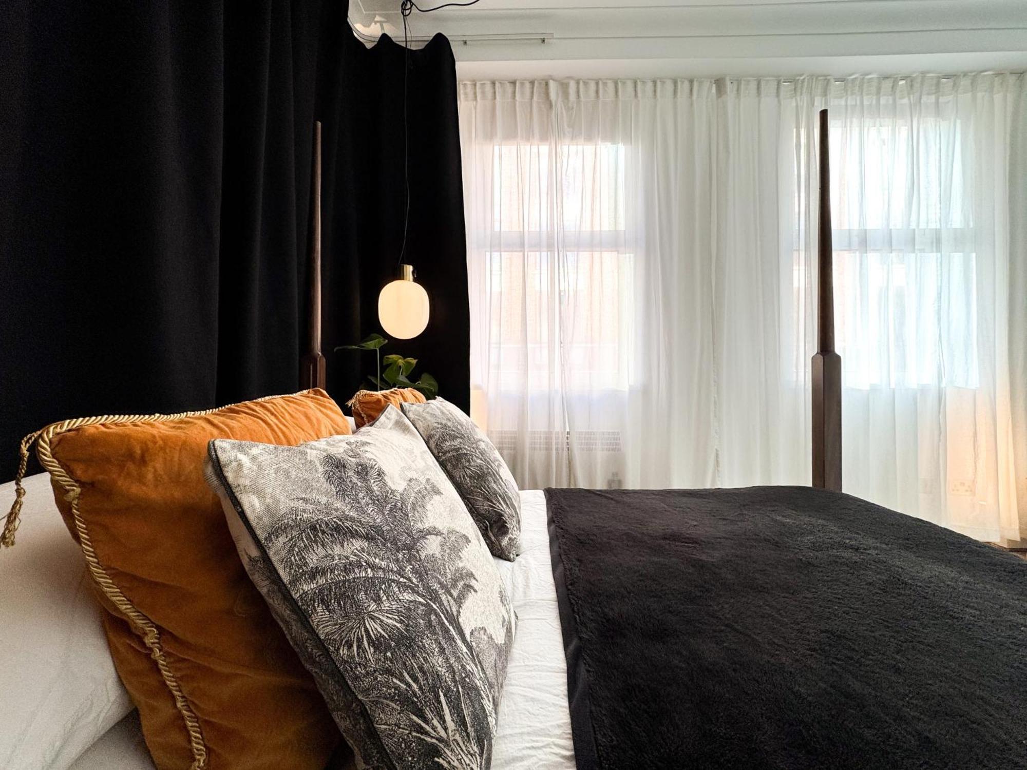 Tranquil Oasis W 100inch Cinema & Hammock, By The Design Traveller Lejlighed *