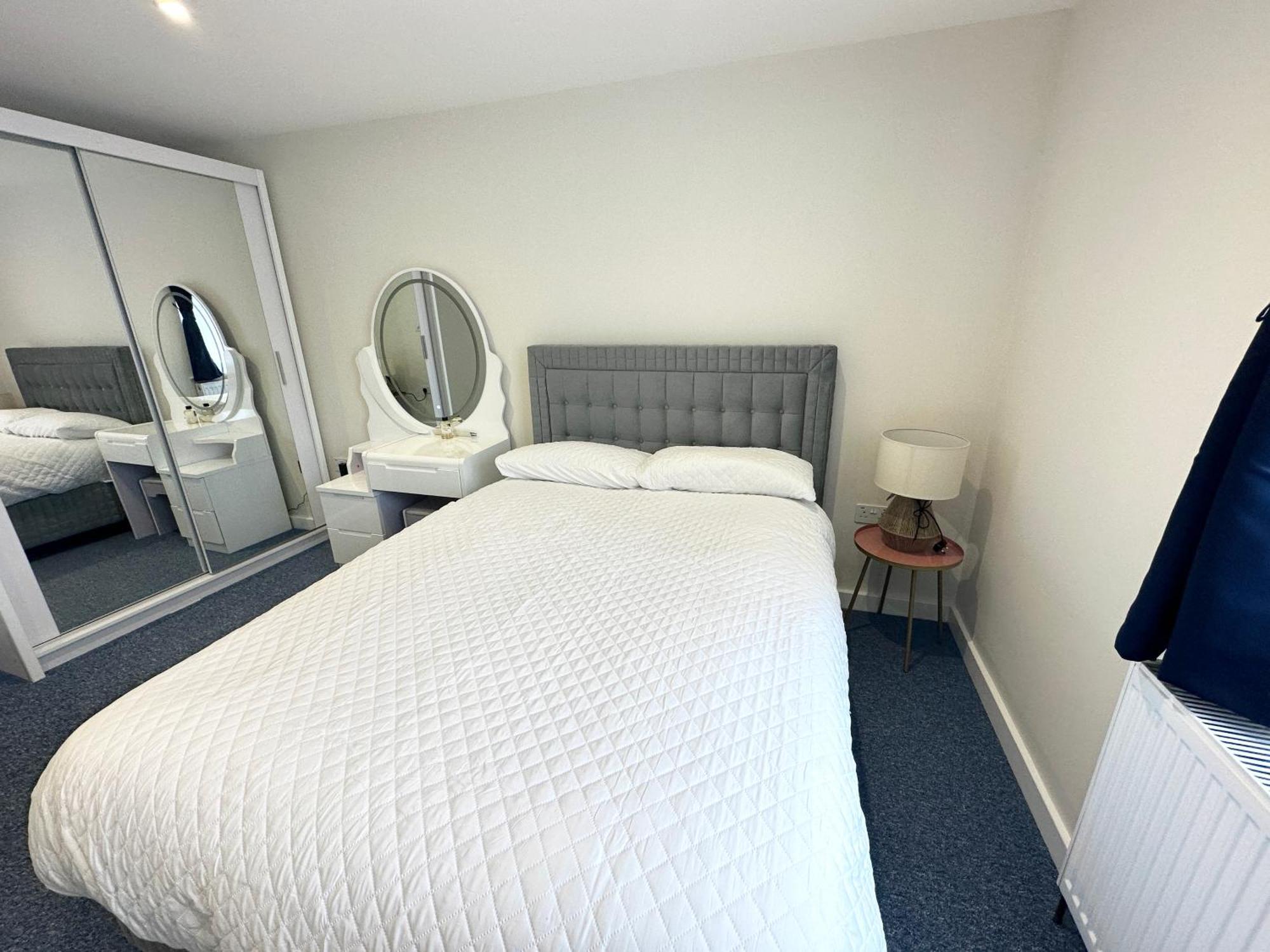 Newly Renovated Bedrooms Near Train And Bus Station Appartement *