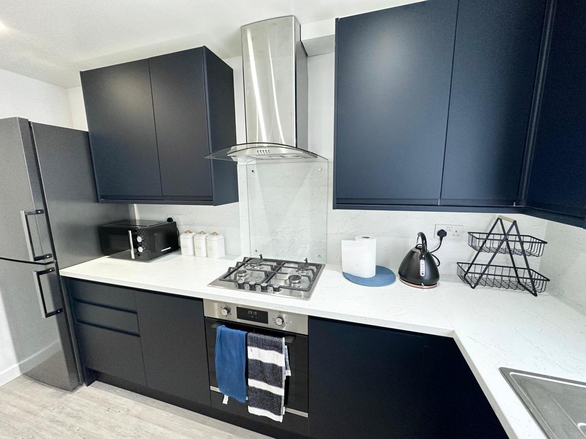 Newly Renovated Bedrooms Near Train And Bus Station Appartement Londen