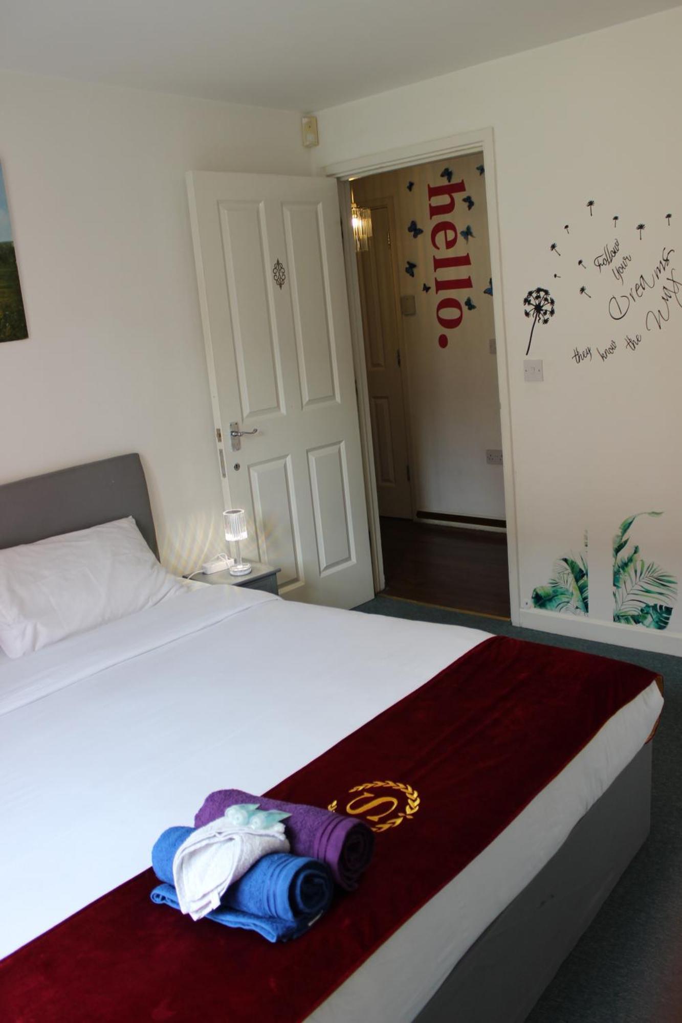 Lägenhet 2 Bed 2 Bath - Free Parking - 3min Walk To The Train Station - 19min To Liverpool Street 5min To Victoria Line 1gb Broadband Super Fast Internet Ground Floor 100s Of Shops Restaurants Bakeries 24-hour Asda Superst *