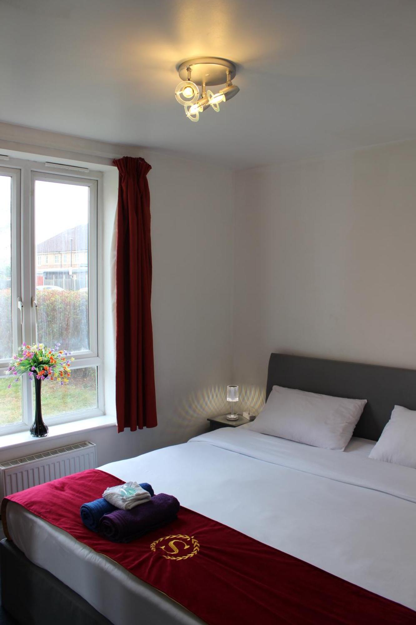 2 Bed 2 Bath - Free Parking - 3min Walk To The Train Station - 19min To Liverpool Street 5min To Victoria Line 1gb Broadband Super Fast Internet Ground Floor 100s Of Shops Restaurants Bakeries 24-hour Asda Superst Lägenhet London