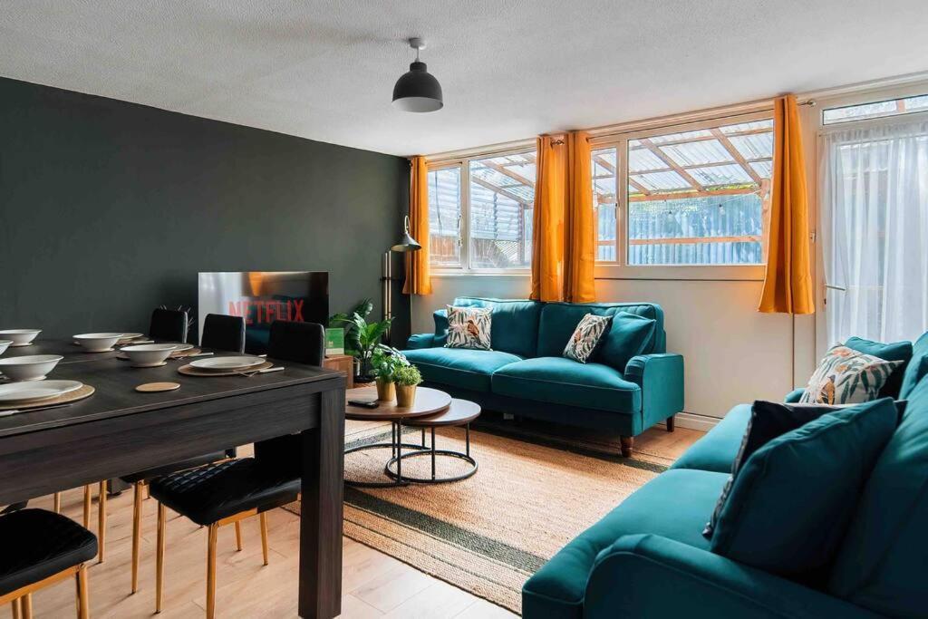 Contractor Base With Pool Table Feriehus London