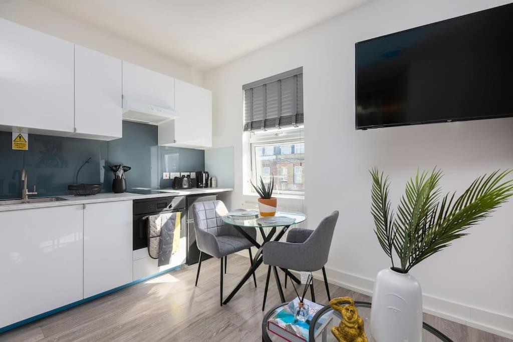 Apt, 8 Min Walk From Tube 3 Londen
