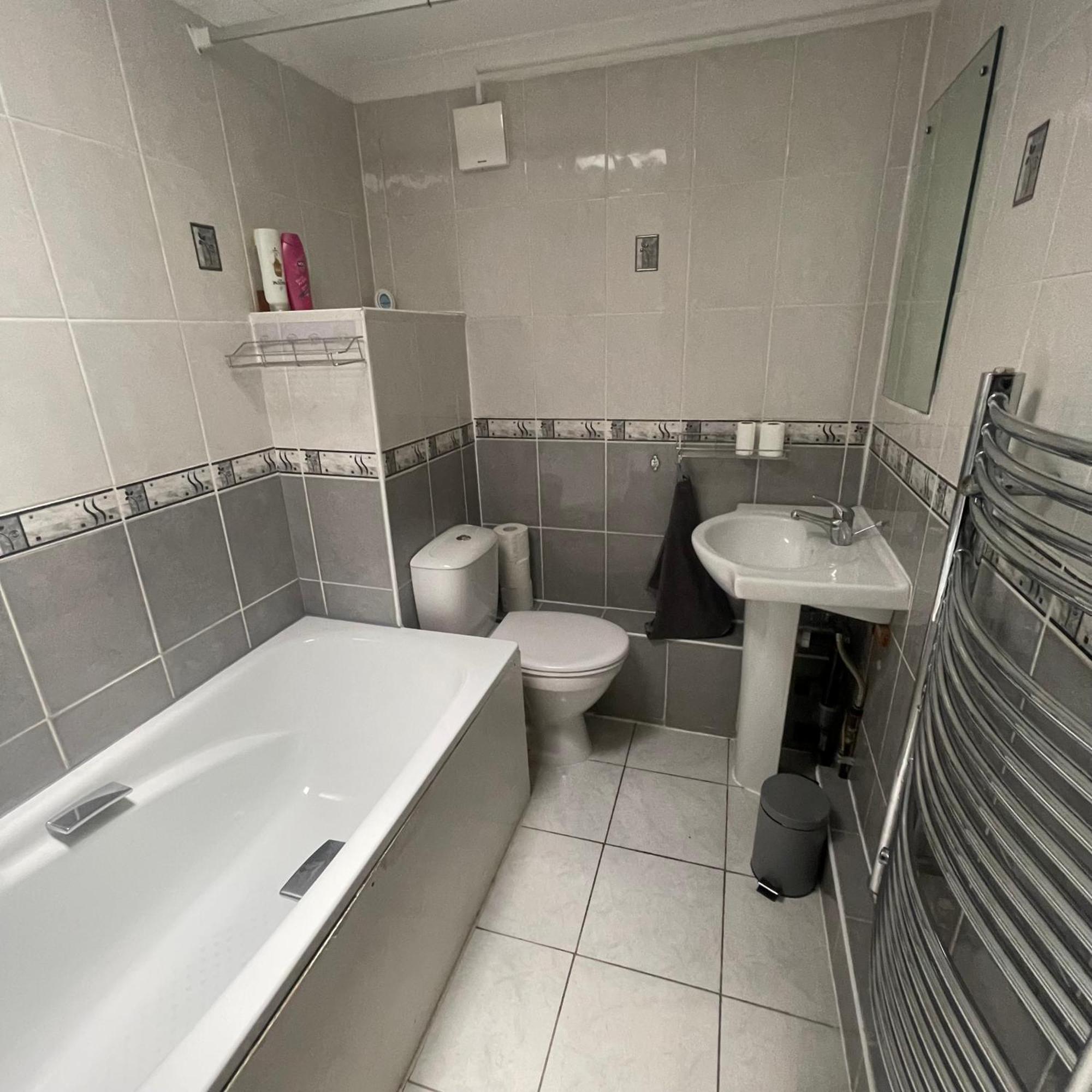 Entire 3 Bedroom - Minutes To Emirates Stadium! * Londra