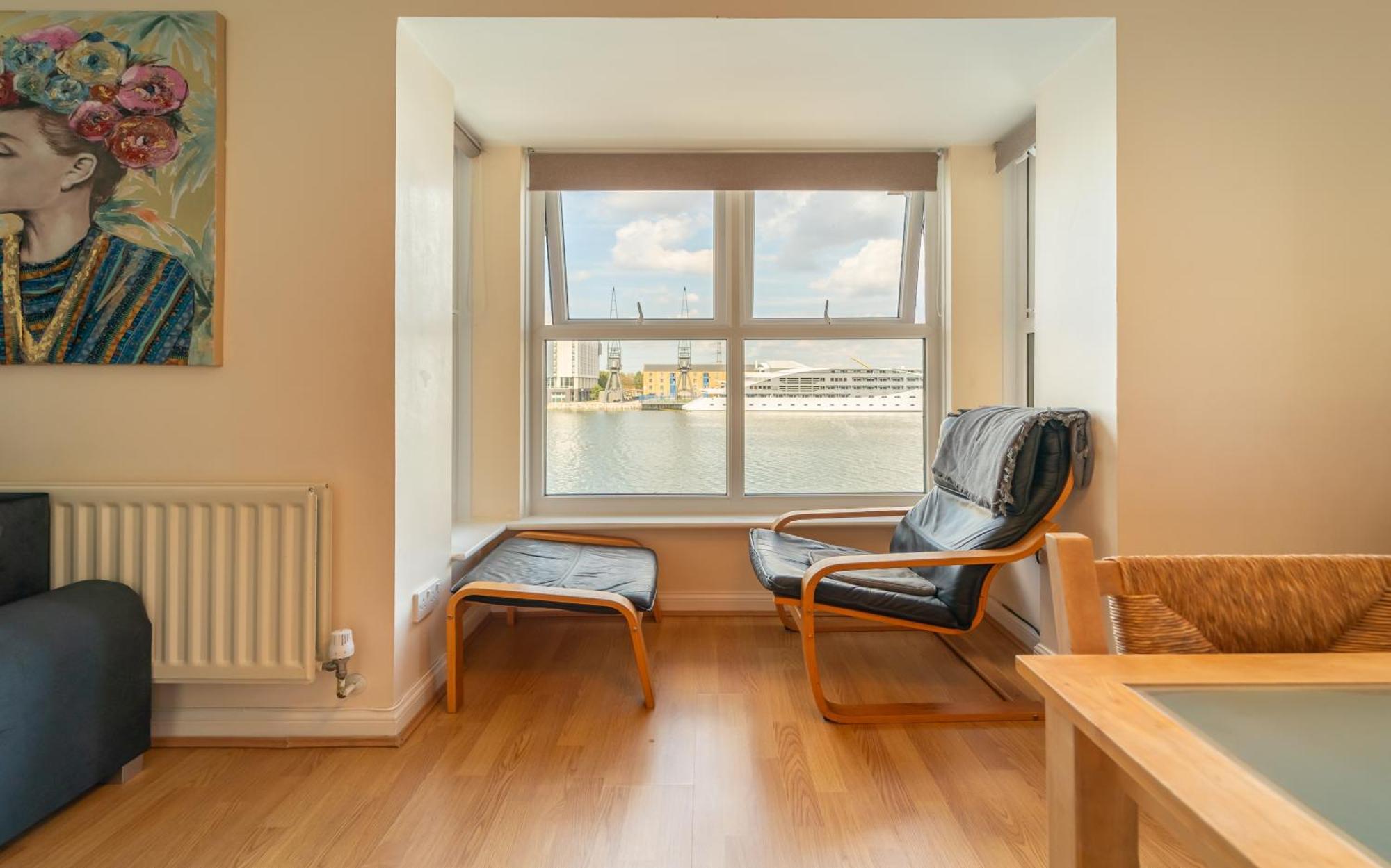 Luxury Riverview 2bed Apt- 5 Mins From Excel London, Canary Wharf, 02 Arena - Free Parking - Playstation 4 Provided Apartment *