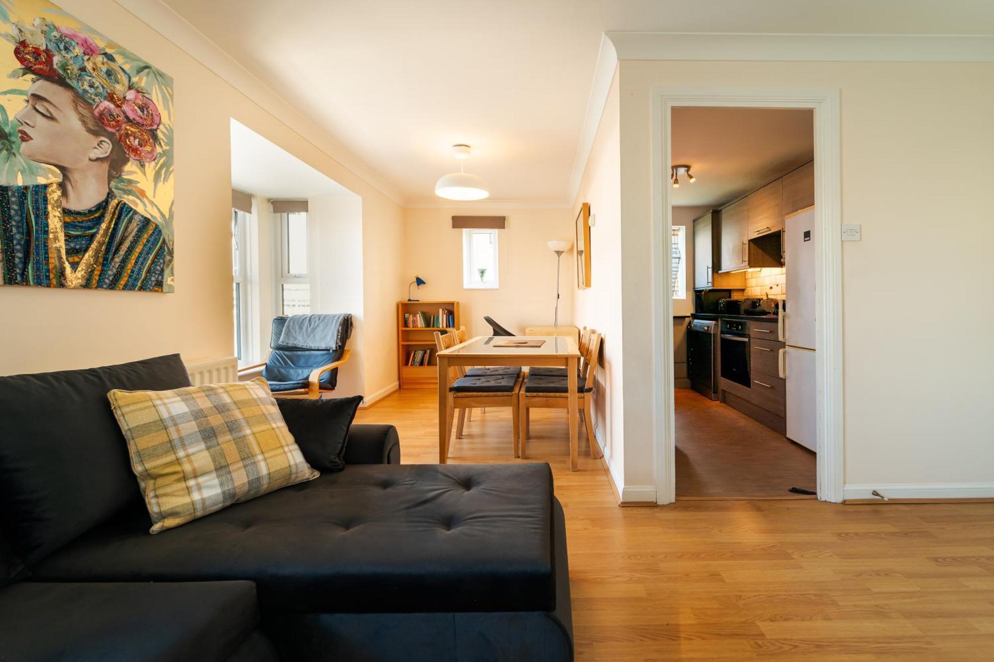 Luxury Riverview 2bed Apt- 5 Mins From Excel London, Canary Wharf, 02 Arena - Free Parking - Playstation 4 Provided Apartment London