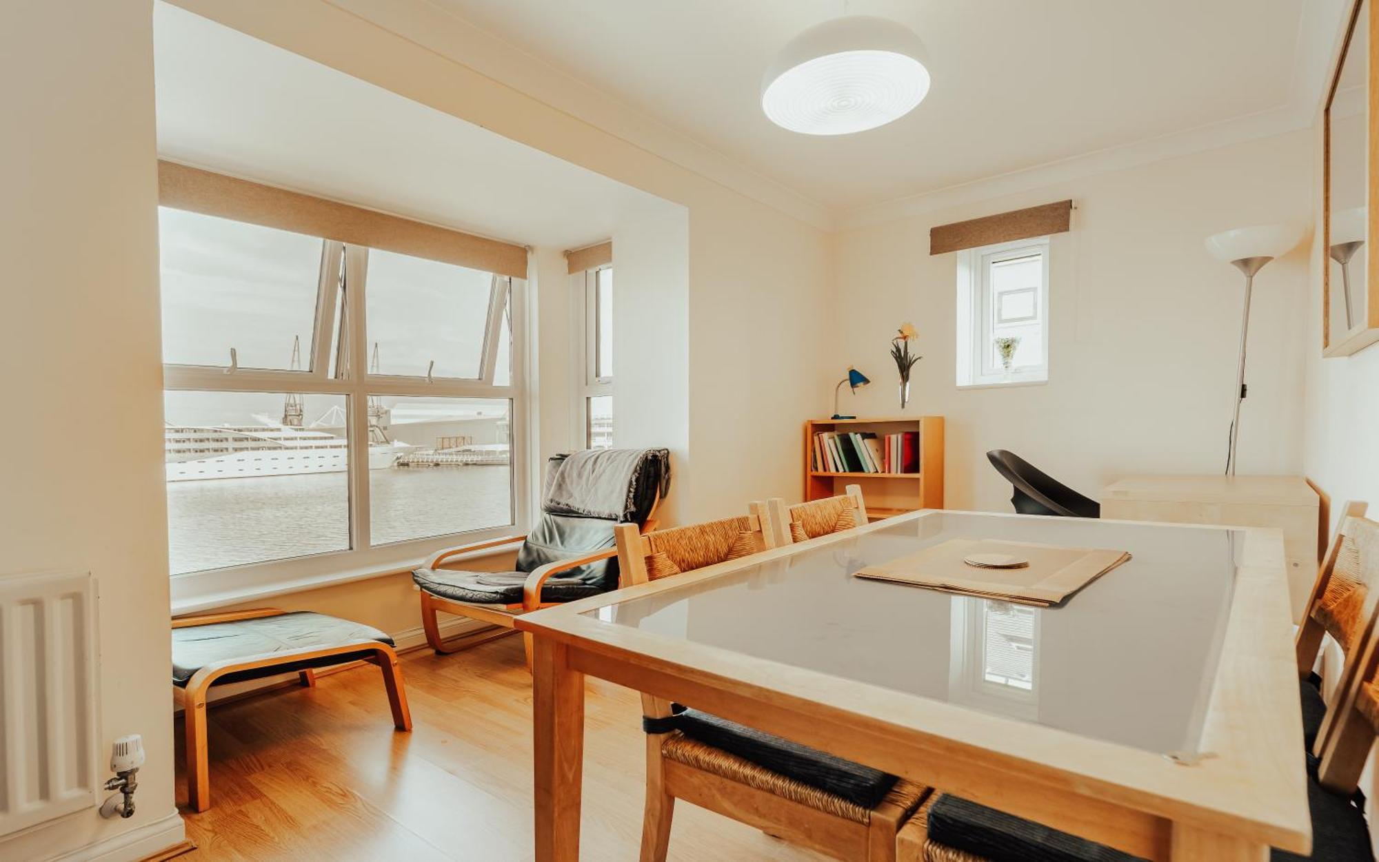 Apartment Luxury Riverview 2bed Apt- 5 Mins From Excel London, Canary Wharf, 02 Arena - Free Parking - Playstation 4 Provided London