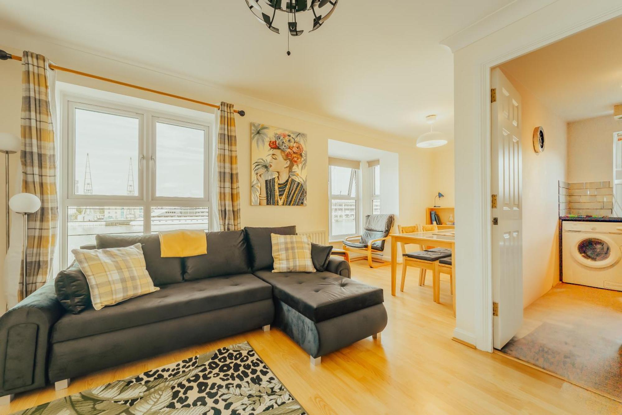 Luxury Riverview 2bed Apt- 5 Mins From Excel London, Canary Wharf, 02 Arena - Free Parking - Playstation 4 Provided Apartment *