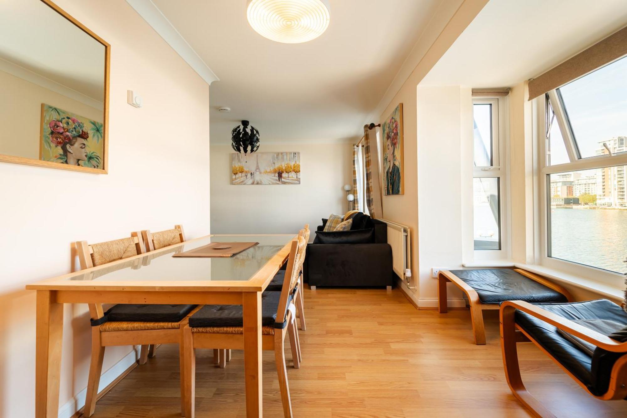 Luxury Riverview 2bed Apt- 5 Mins From Excel London, Canary Wharf, 02 Arena - Free Parking - Playstation 4 Provided Londra