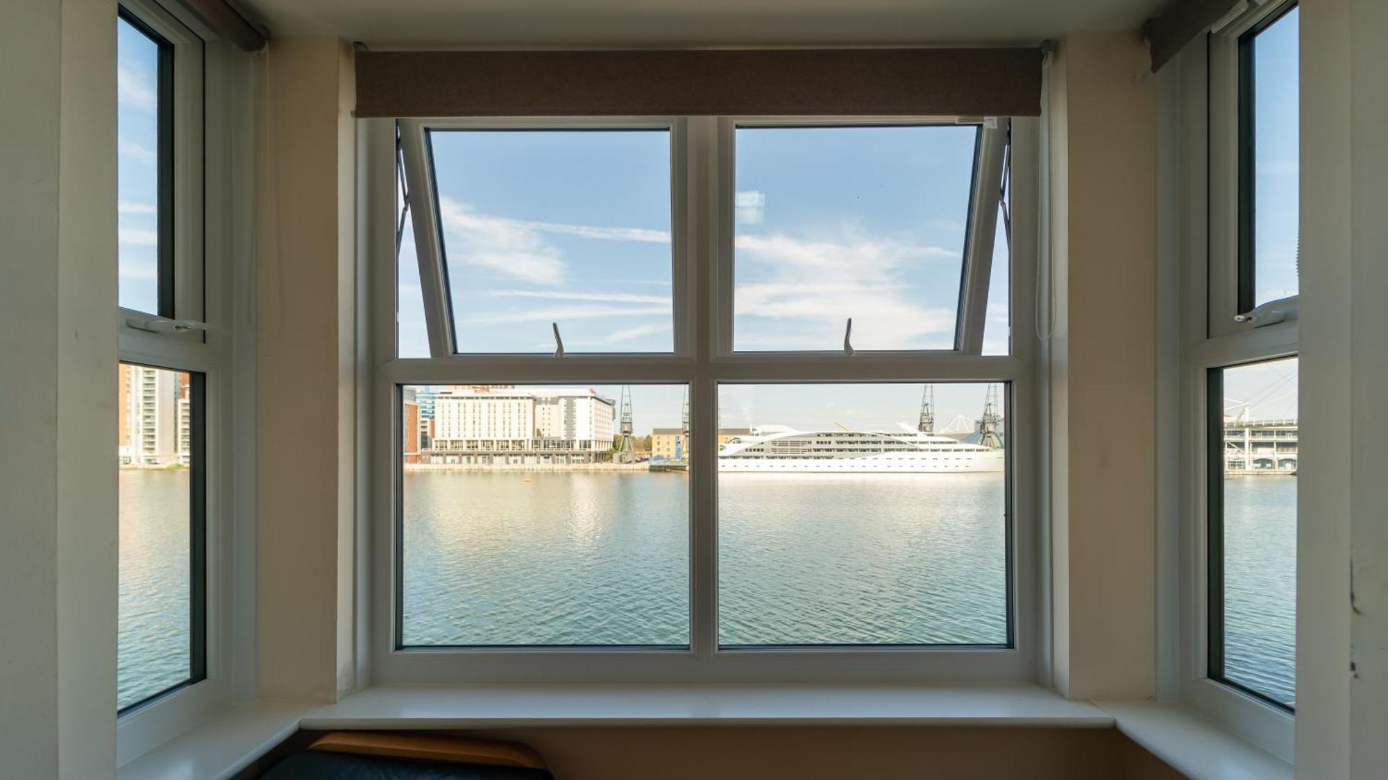 Luxury Riverview 2bed Apt- 5 Mins From Excel London, Canary Wharf, 02 Arena - Free Parking - Playstation 4 Provided London
