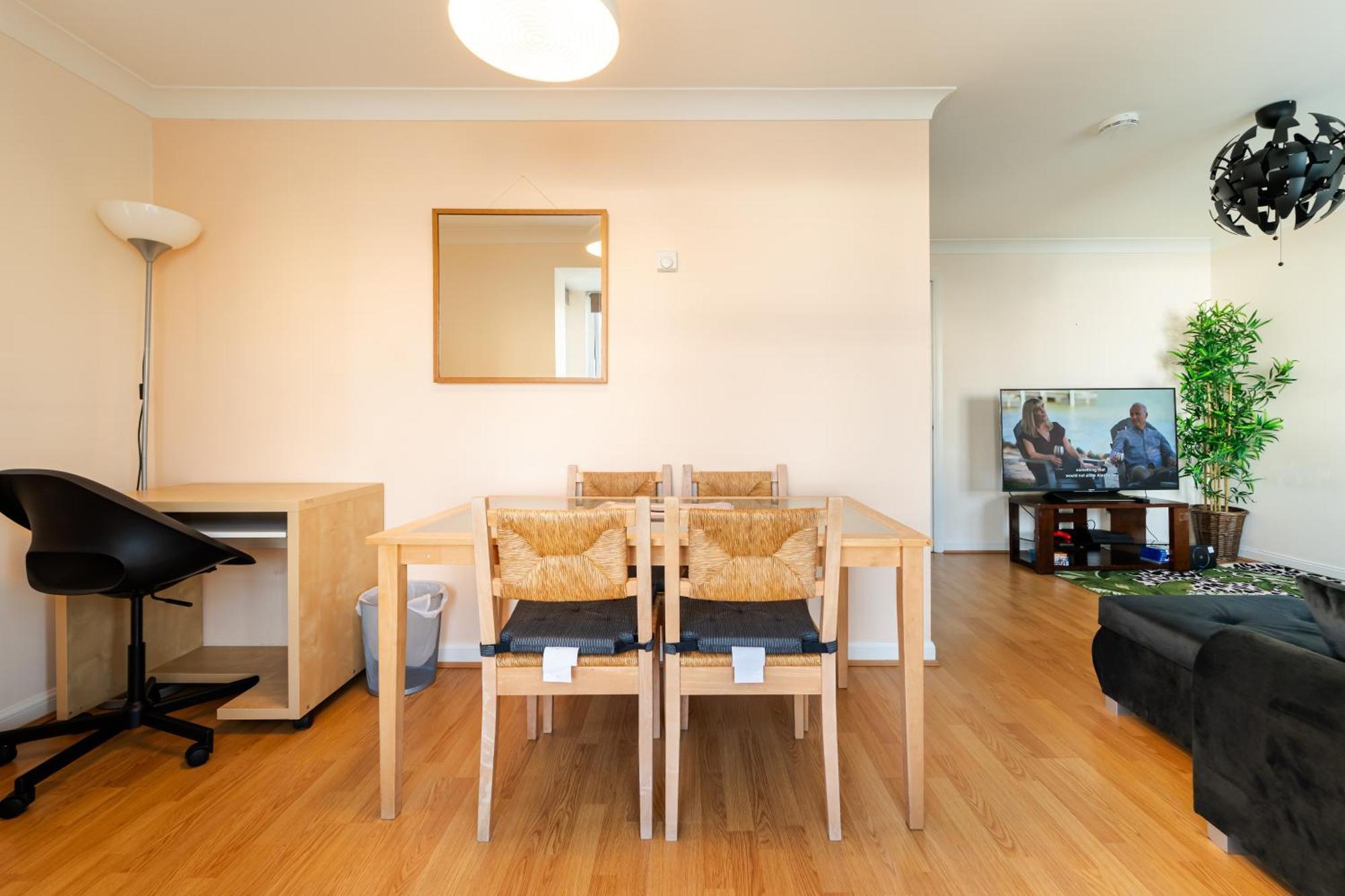 Luxury Riverview 2bed Apt- 5 Mins From Excel London, Canary Wharf, 02 Arena - Free Parking - Playstation 4 Provided Apartment