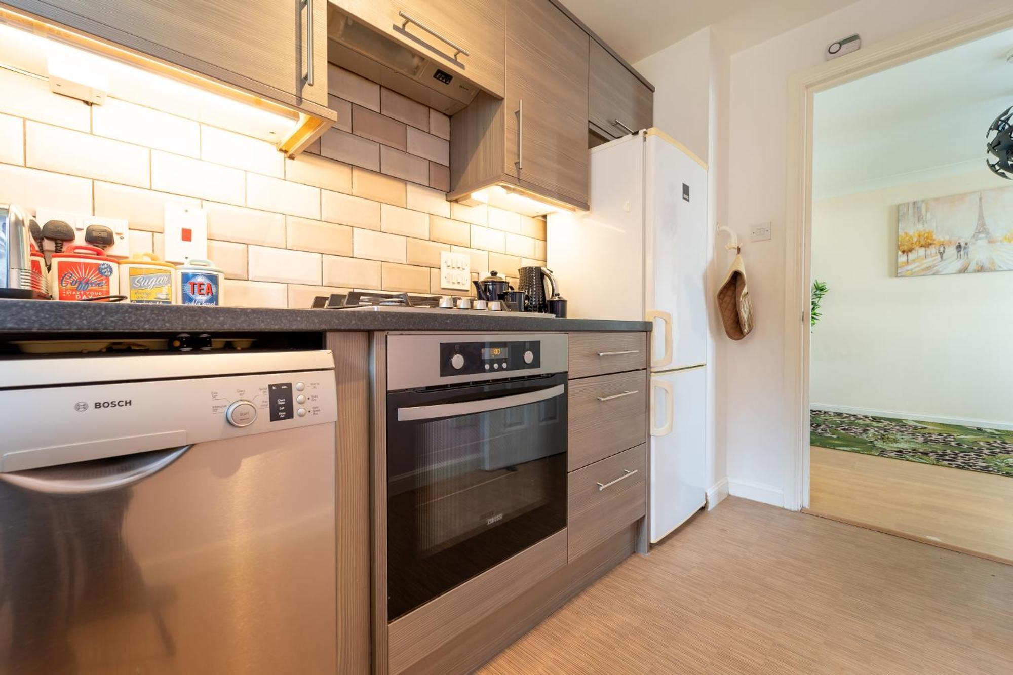 Luxury Riverview 2bed Apt- 5 Mins From Excel London, Canary Wharf, 02 Arena - Free Parking - Playstation 4 Provided London