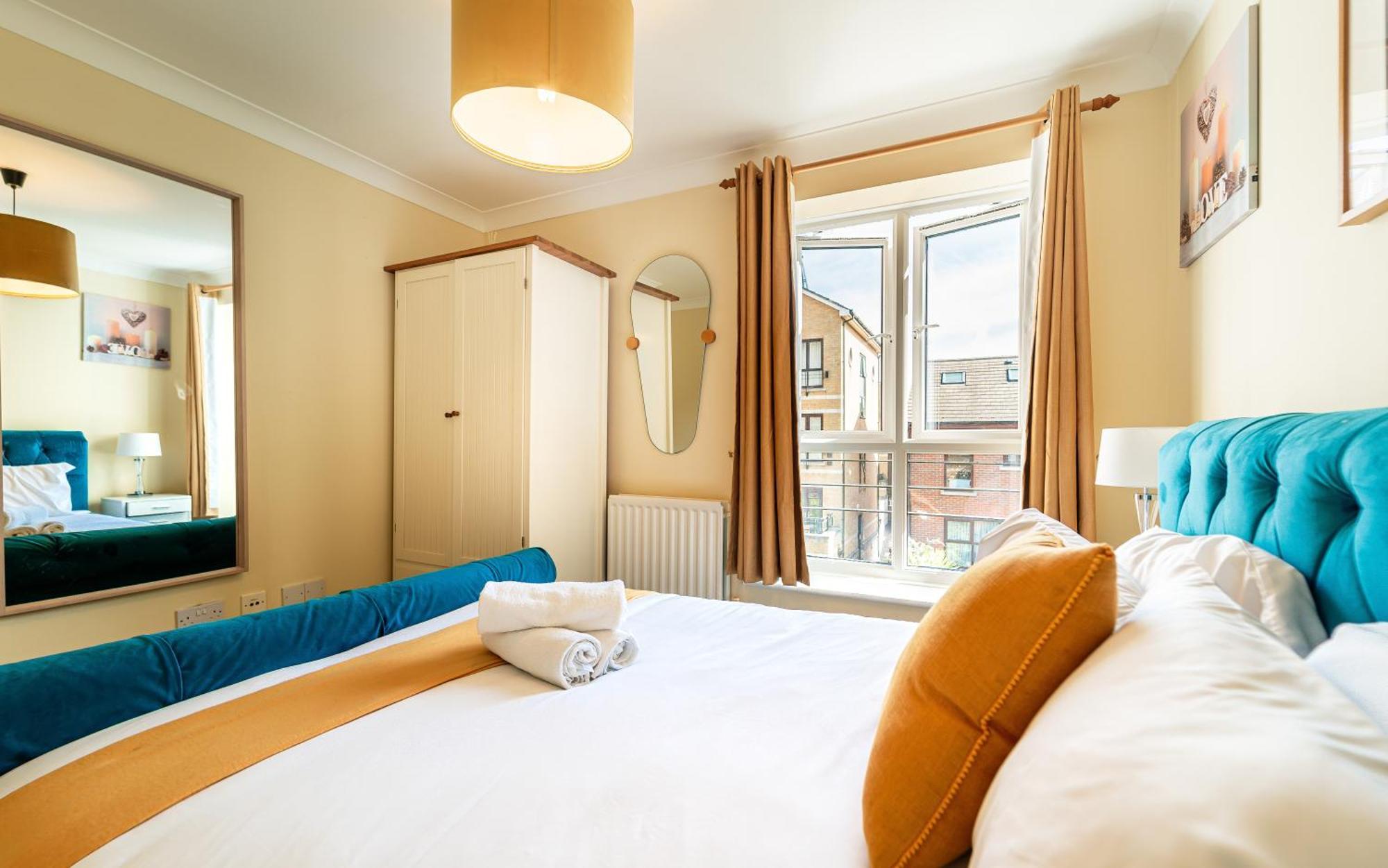 Luxury Riverview 2bed Apt- 5 Mins From Excel London, Canary Wharf, 02 Arena - Free Parking - Playstation 4 Provided * London