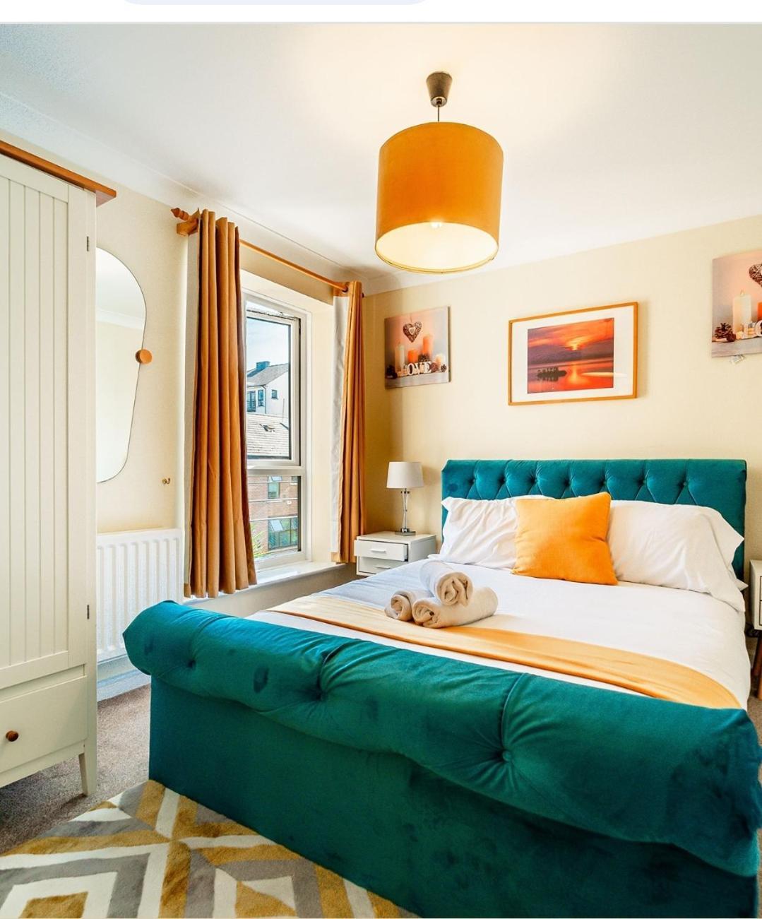 Luxury Riverview 2bed Apt- 5 Mins From Excel London, Canary Wharf, 02 Arena - Free Parking - Playstation 4 Provided Apartment *