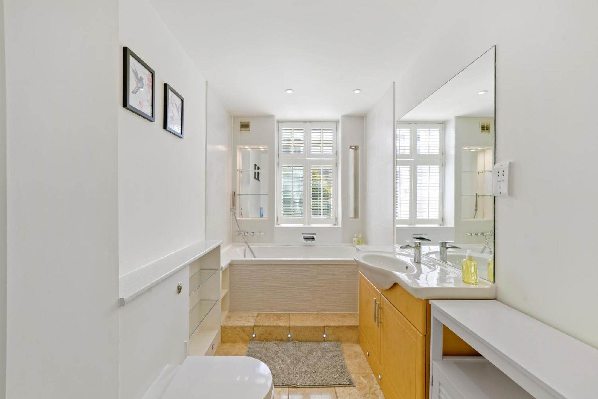Holiday home Clapham Common Mews: Refurbished 3-bedroom With Parking *