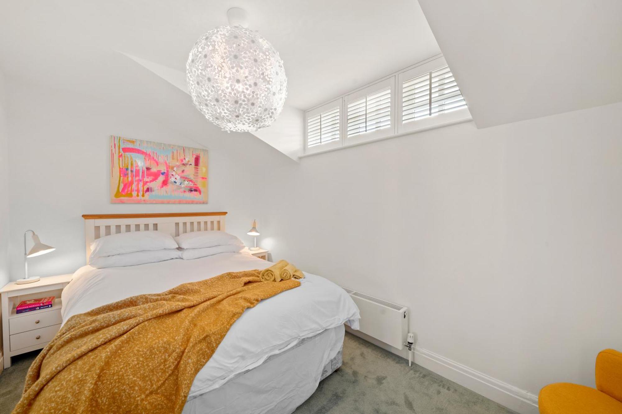 Clapham Common Mews: Refurbished 3-bedroom With Parking London