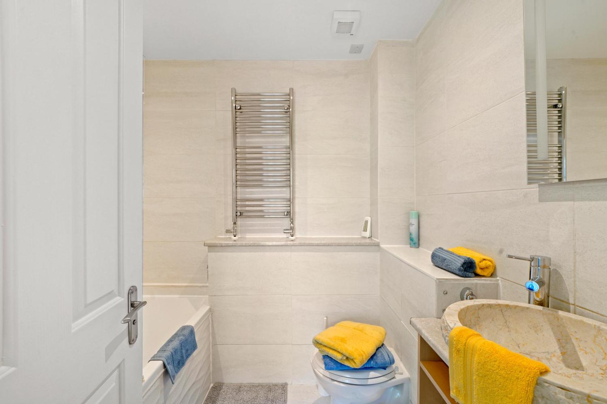 Clapham Common Mews: Refurbished 3-bedroom With Parking * London