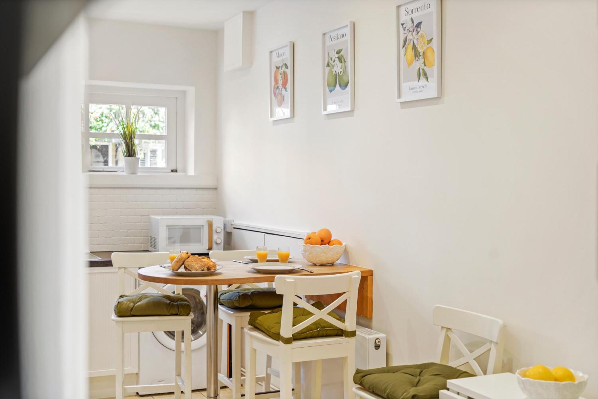 Clapham Common Mews: Refurbished 3-bedroom With Parking * London