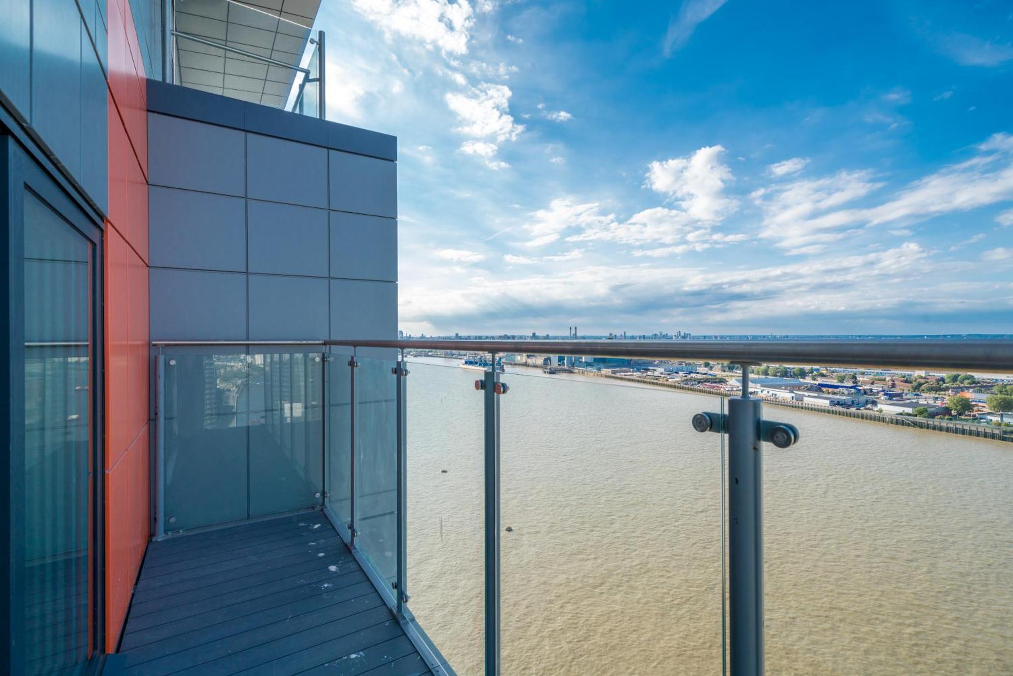 Skyvillion - River Thames Floor By Woolwich Ferry, Mins To Excel, O2 Arena , Airport With Parking Appartement