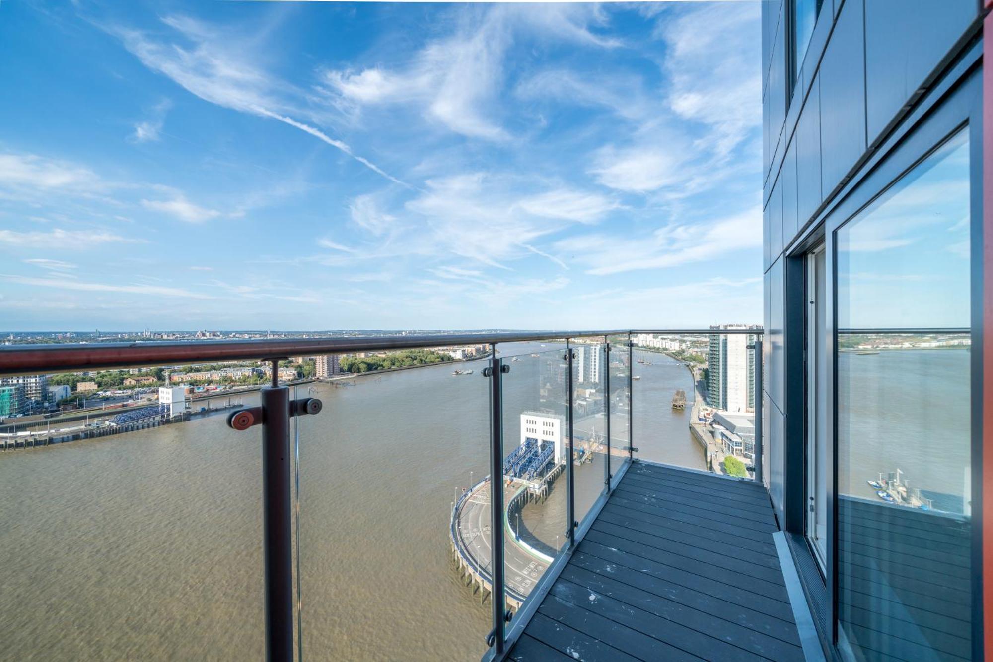Skyvillion - River Thames Floor By Woolwich Ferry, Mins To Excel, O2 Arena , Airport With Parking Appartement Londen