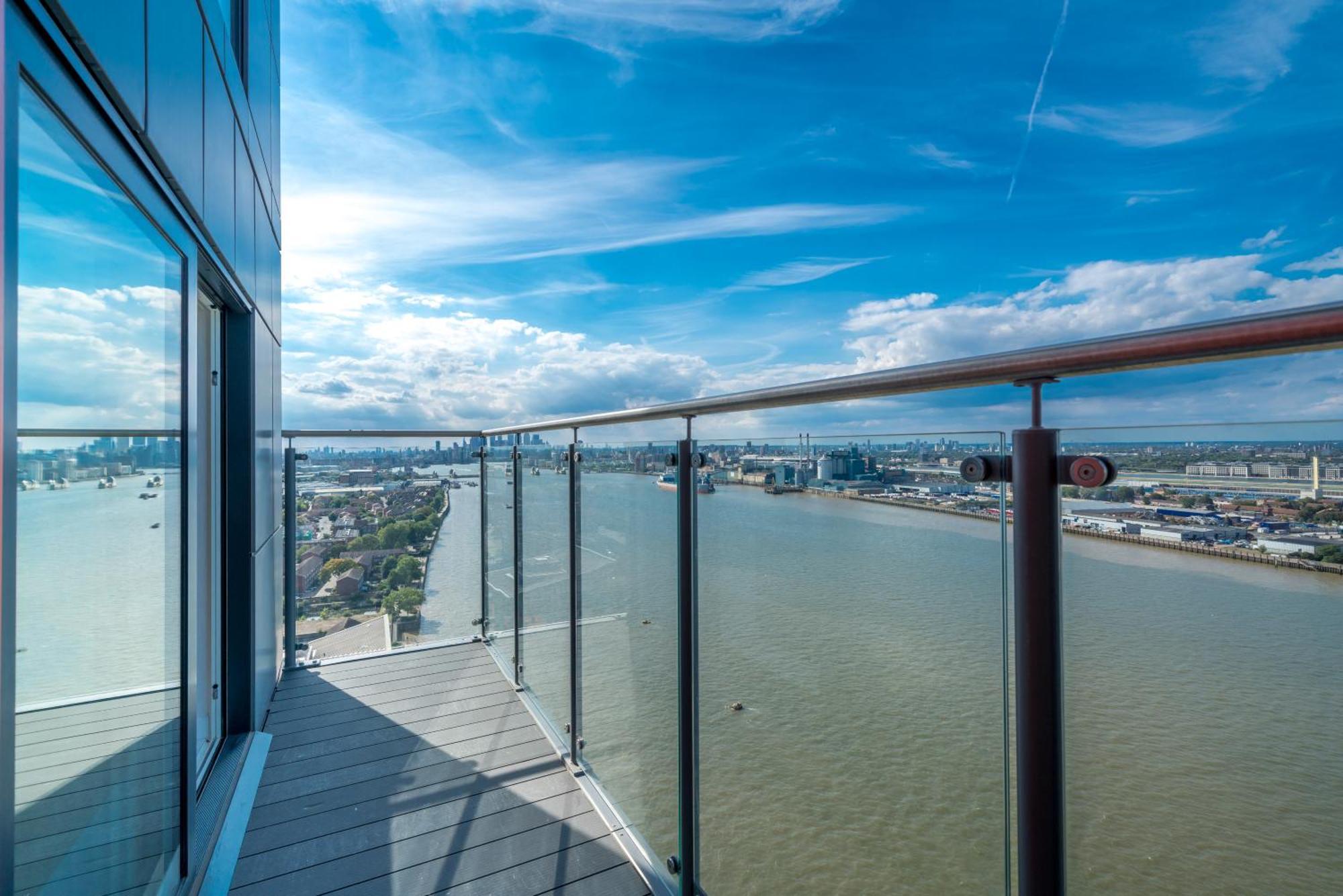 Skyvillion - River Thames Floor By Woolwich Ferry, Mins To Excel, O2 Arena , Airport With Parking Appartement Londen