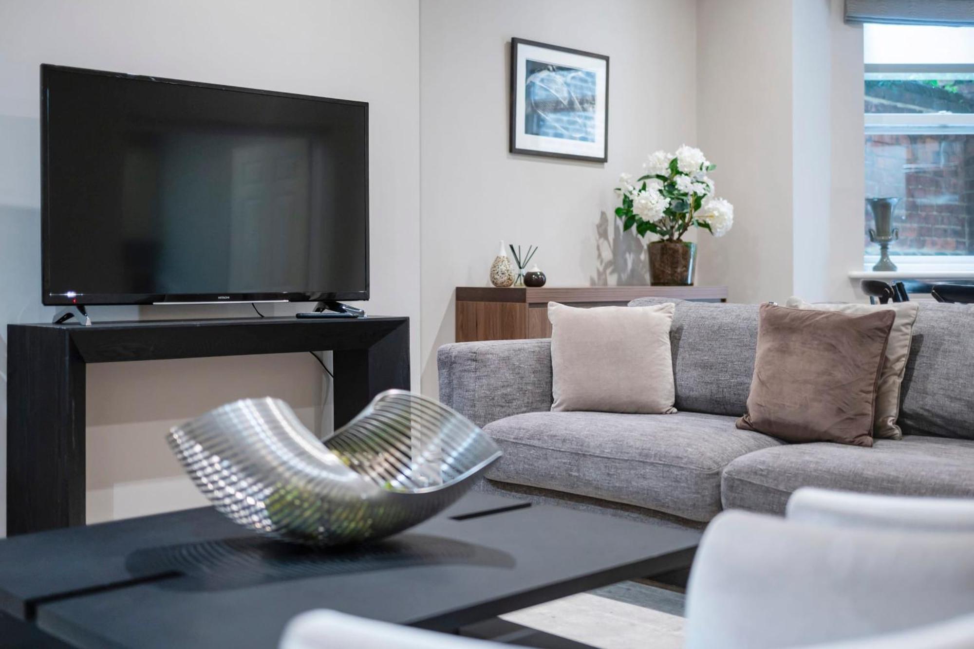 Hampstead Garden Flat-hosted By Sweetstay Apartment London