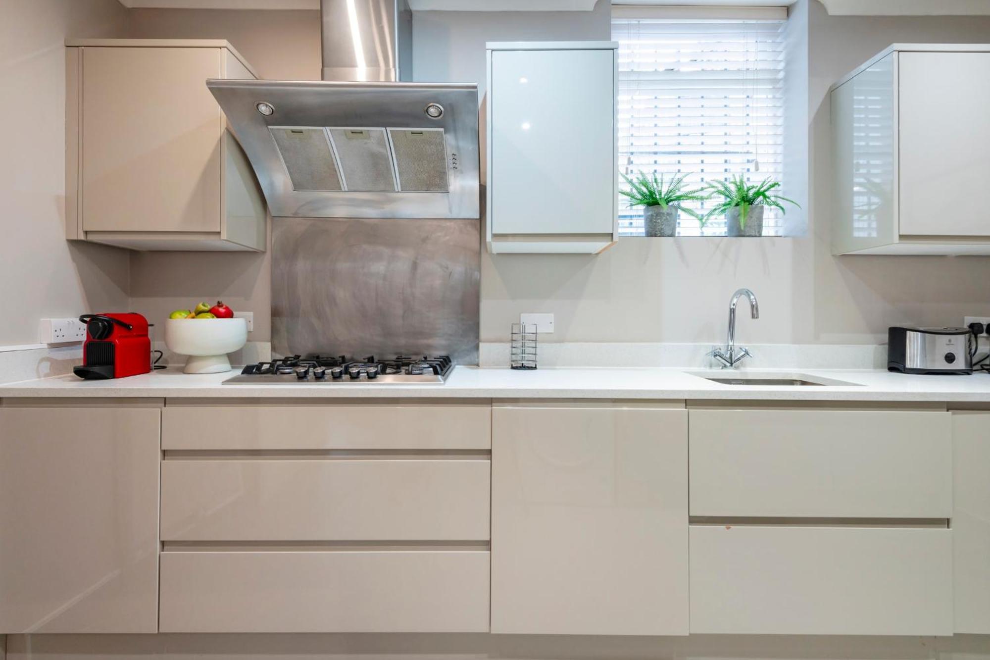 Hampstead Garden Flat-hosted By Sweetstay *