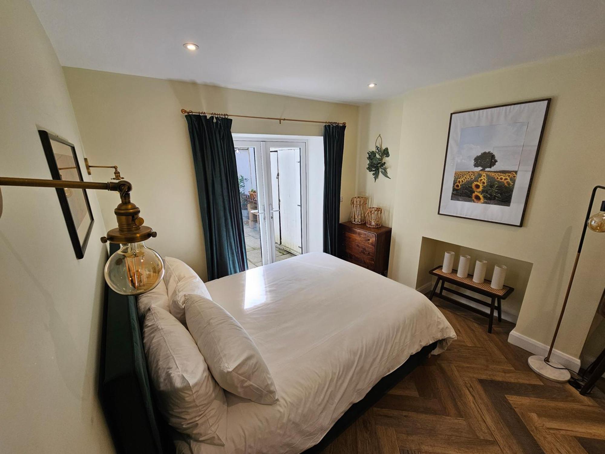 Spacious & Renovated 1-bed Garden Flat In Lägenhet London