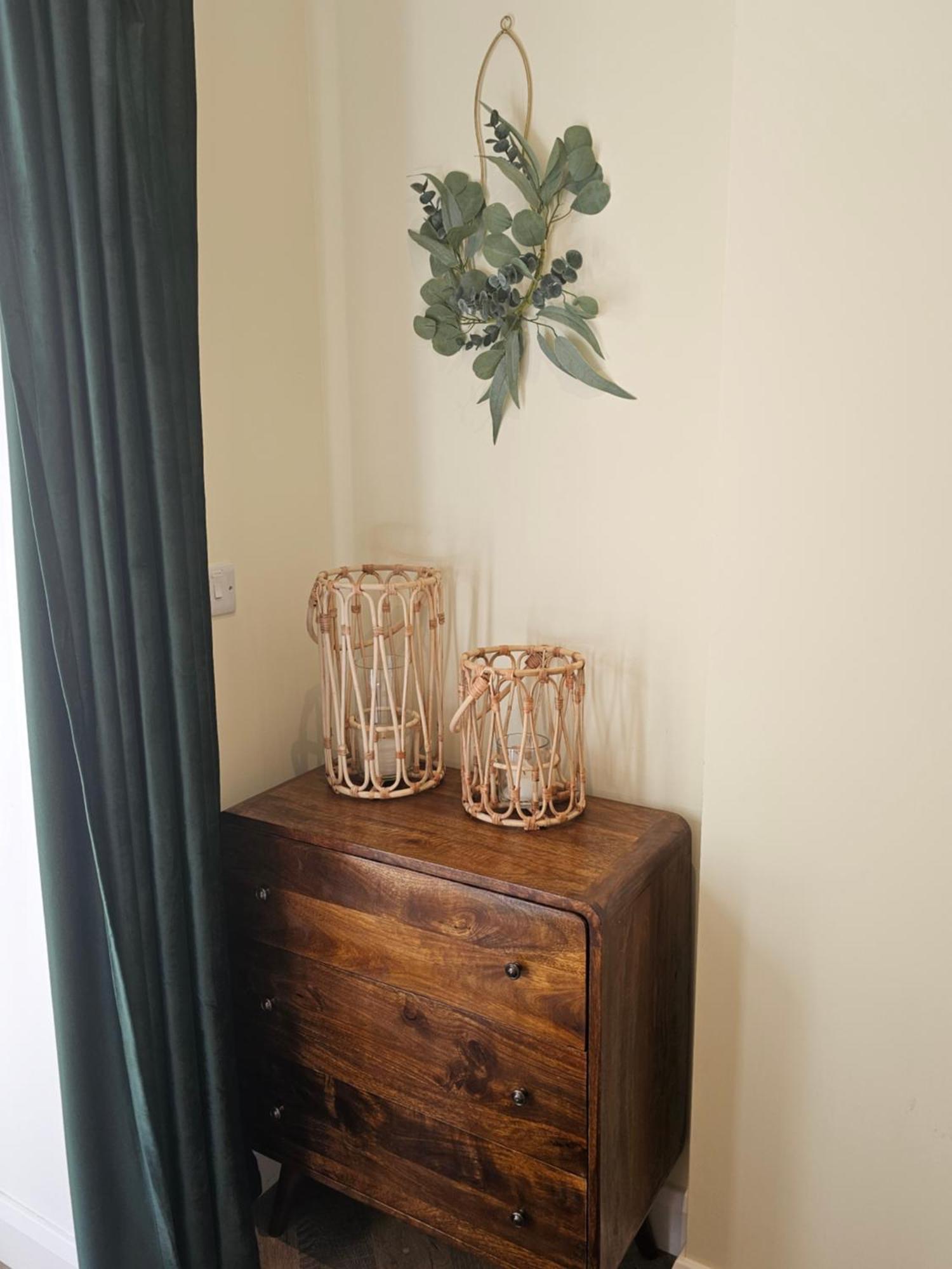 Spacious & Renovated 1-bed Garden Flat In Apartment *